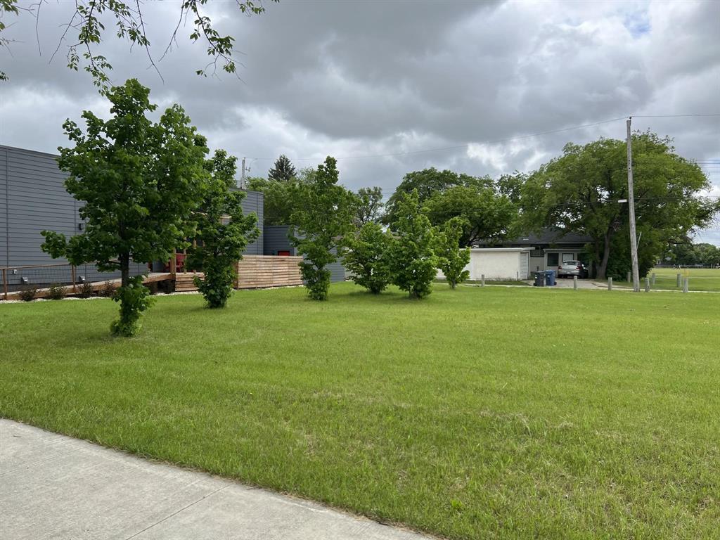 Photo 3 of 750 Rosseau Avenue W, Winnipeg MB