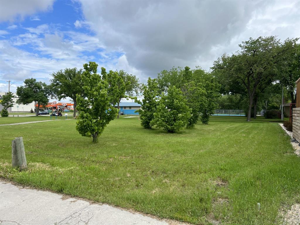 Photo 1 of 750 Rosseau Avenue W, Winnipeg MB