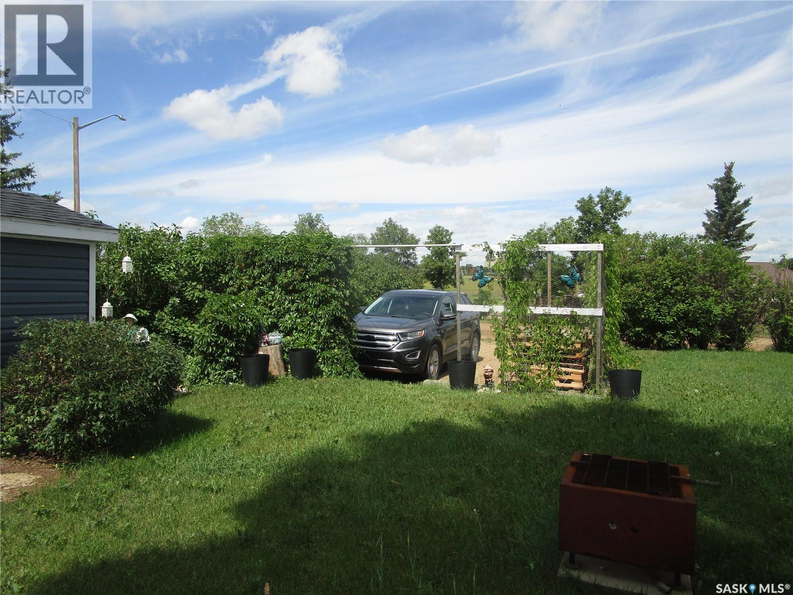 Photo 21 of 100 Bell Road, Assiniboia SK
