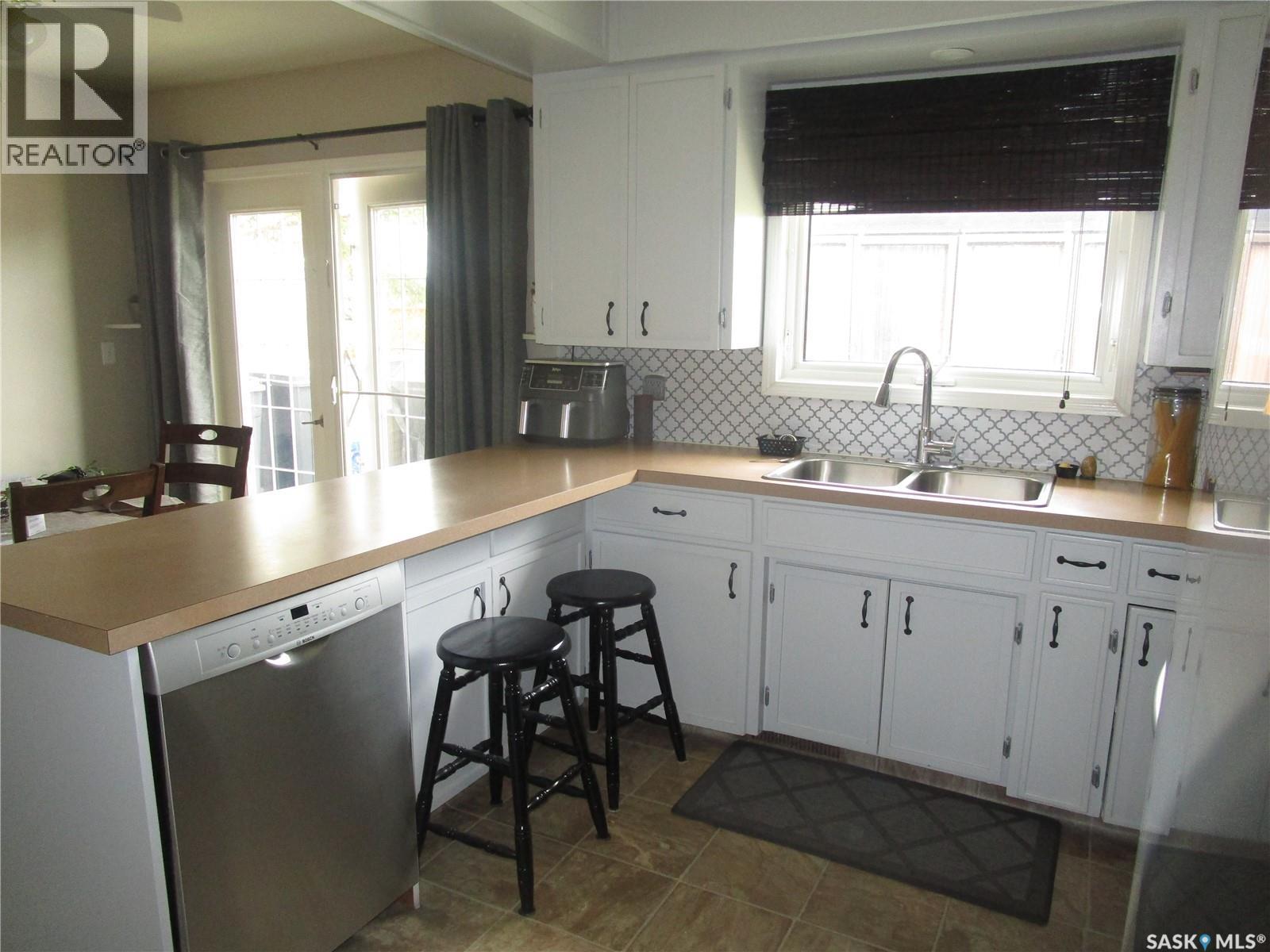 Photo 3 of 100 Bell Road, Assiniboia SK