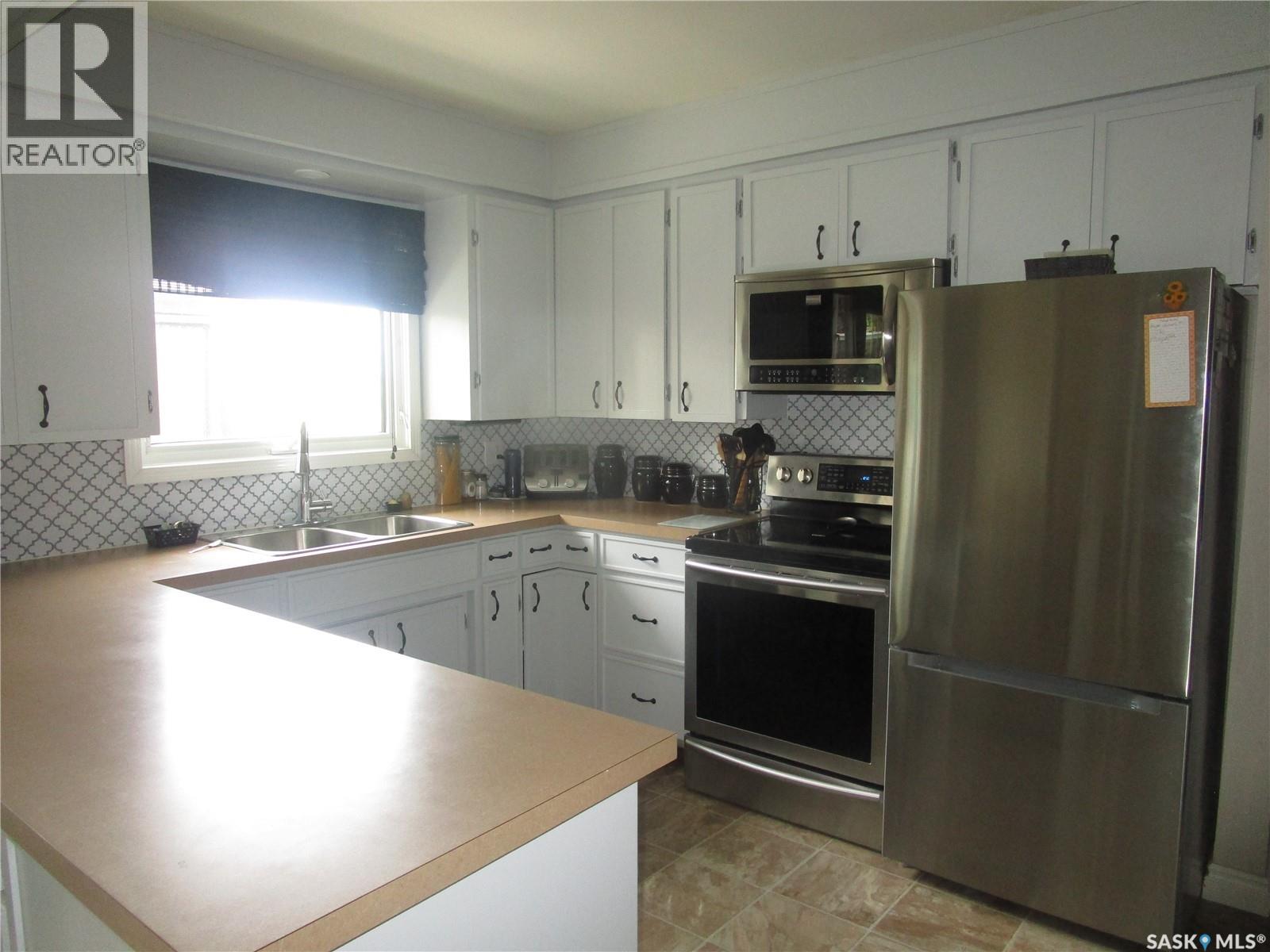 Photo 4 of 100 Bell Road, Assiniboia SK