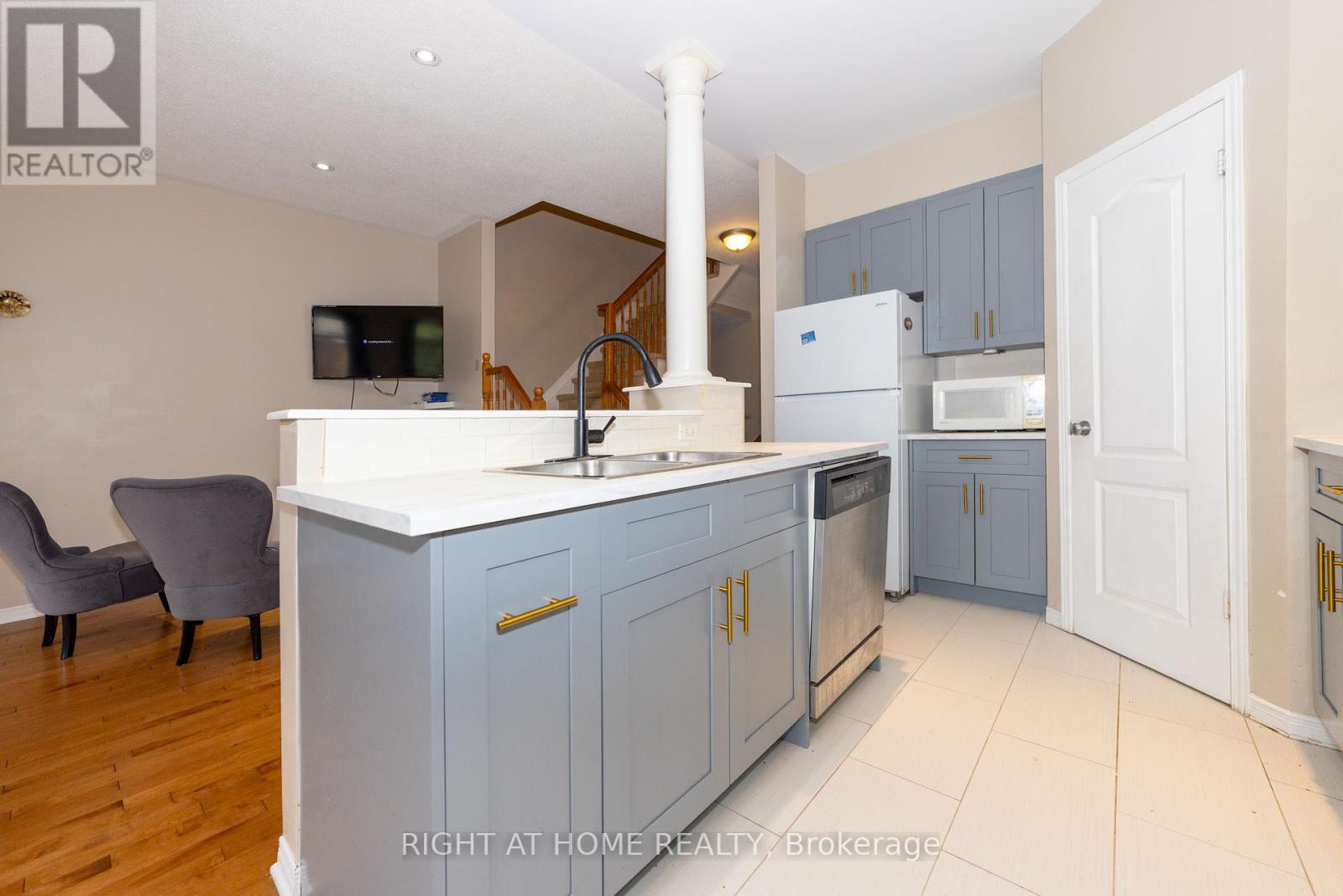 Photo 11 of 241 Badgeley Avenue, Ottawa ON