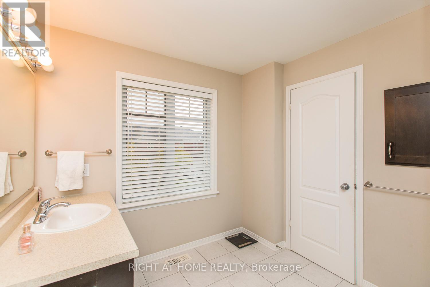 Photo 17 of 241 Badgeley Avenue, Ottawa ON
