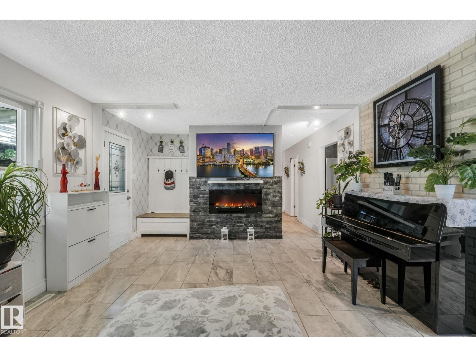 Photo 11 of 9211 130 Av Nw, Edmonton AB