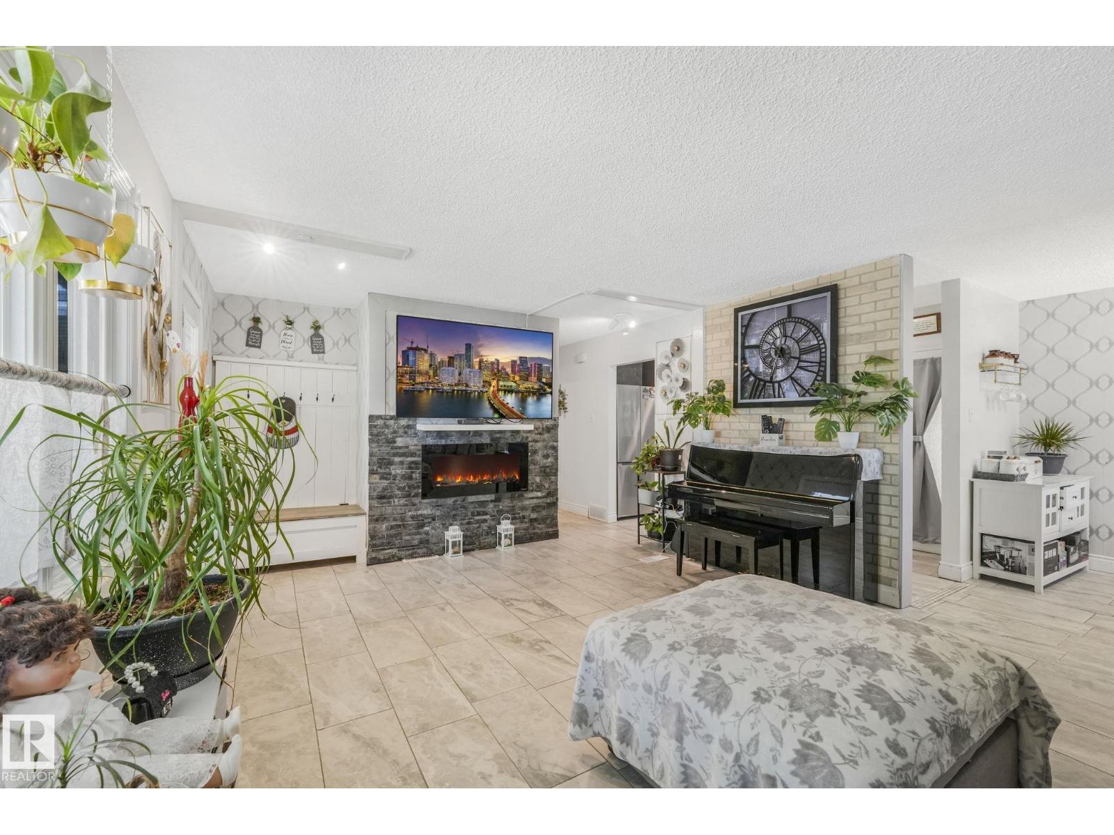 Photo 10 of 9211 130 Av Nw, Edmonton AB