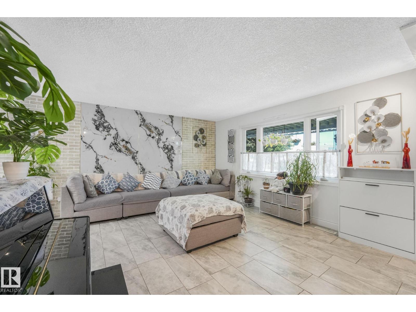 Photo 9 of 9211 130 Av Nw, Edmonton AB