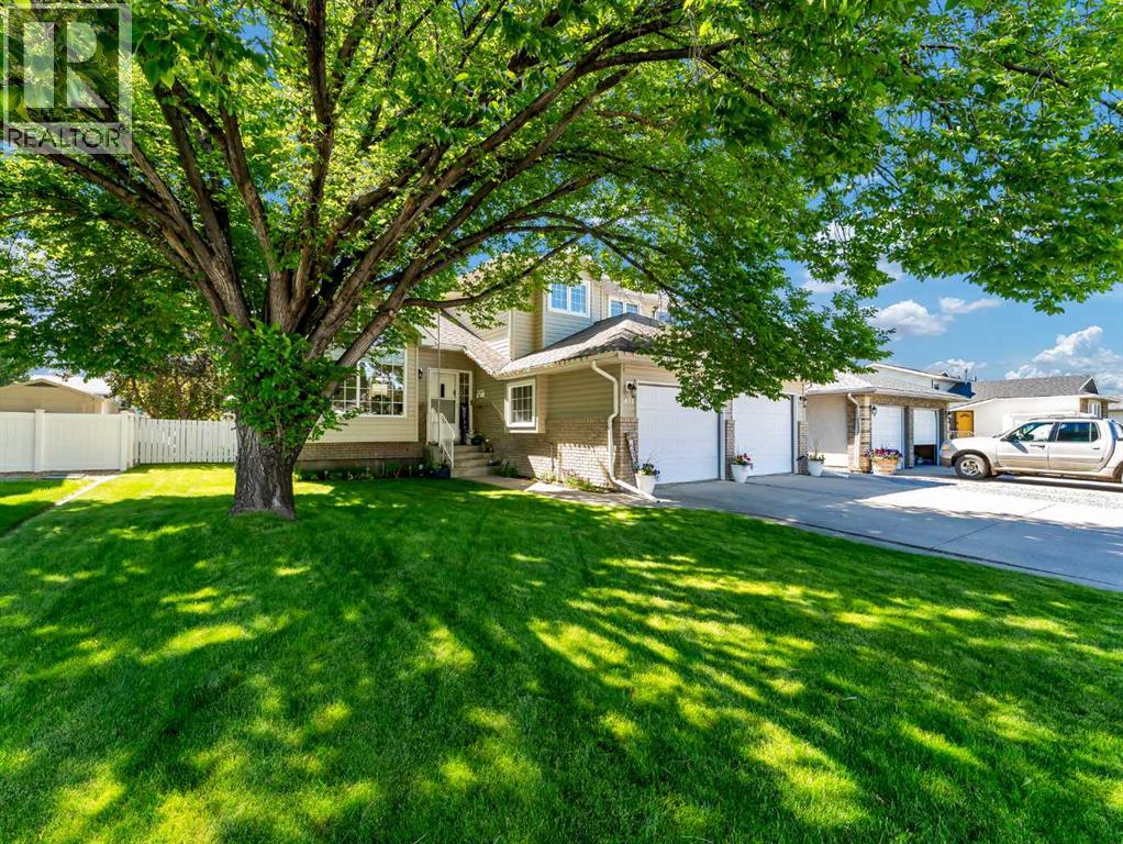 Photo 2 of 451 Sprague Way Se, Medicine Hat AB