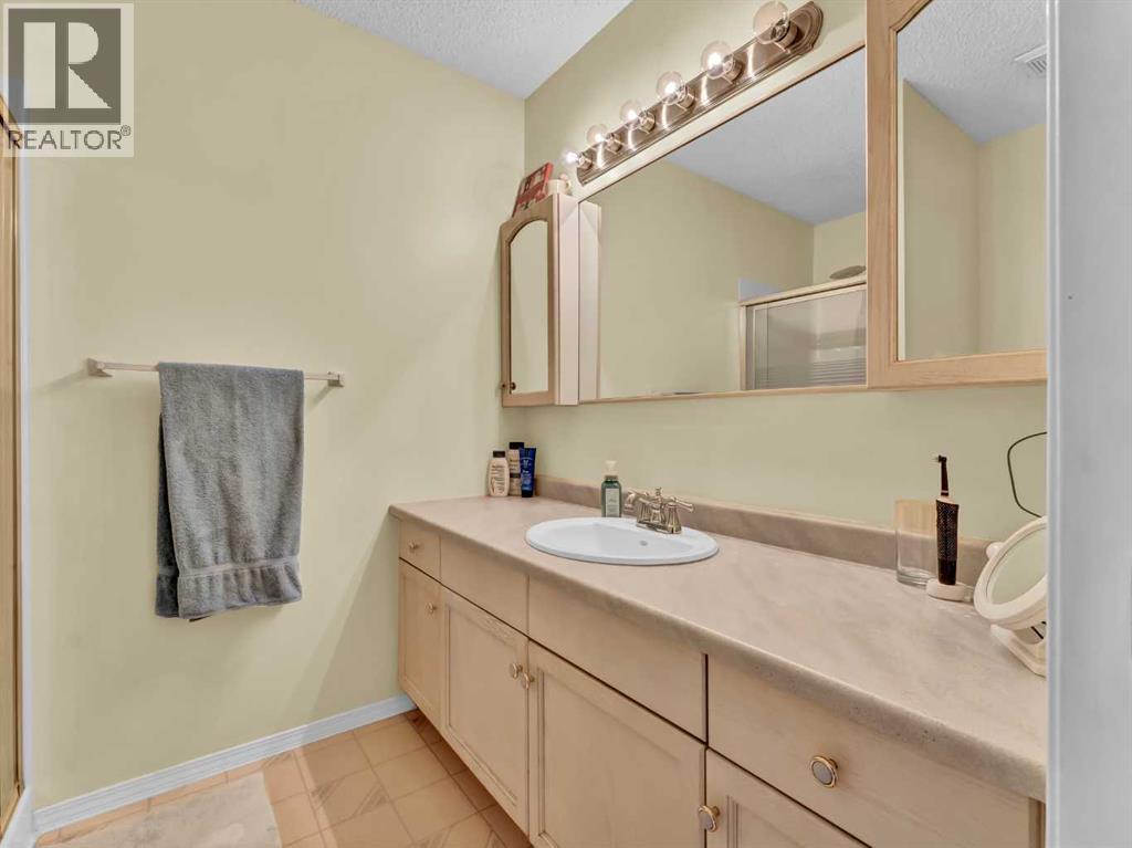 Photo 27 of 451 Sprague Way Se, Medicine Hat AB