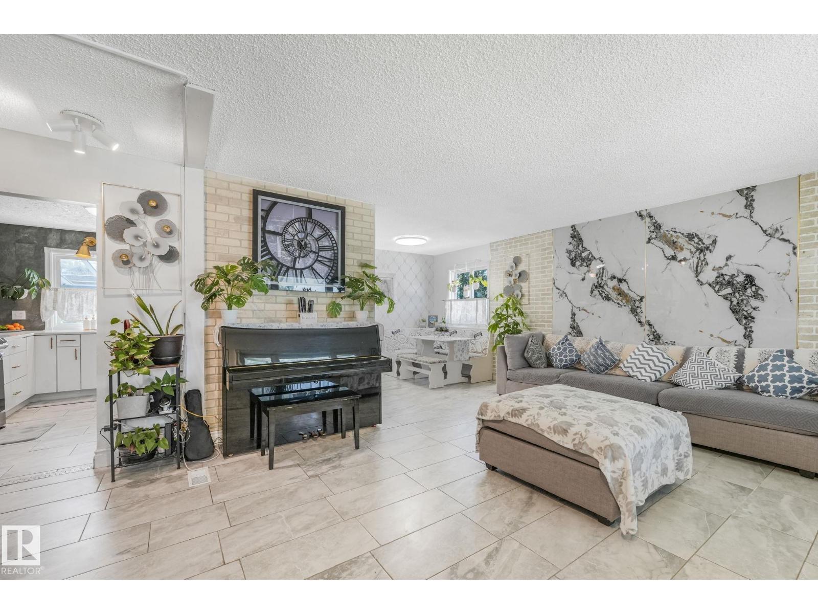 Photo 12 of 9211 130 Av Nw, Edmonton AB