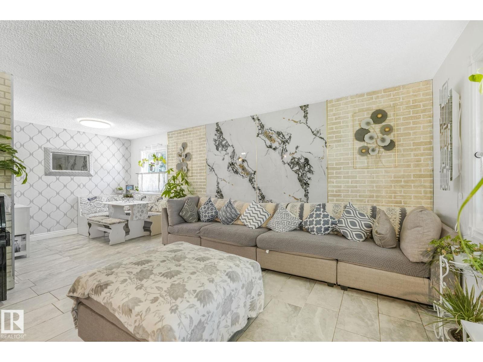 Photo 13 of 9211 130 Av Nw, Edmonton AB