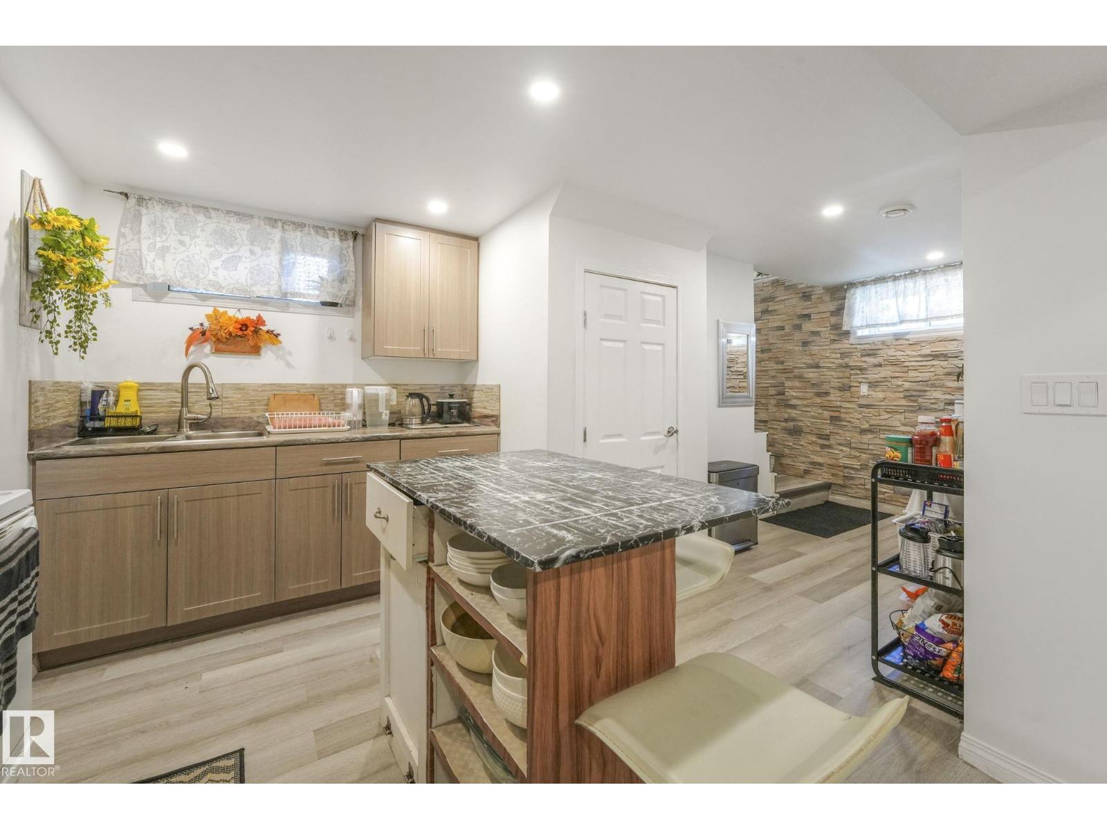 Photo 37 of 9211 130 Av Nw, Edmonton AB