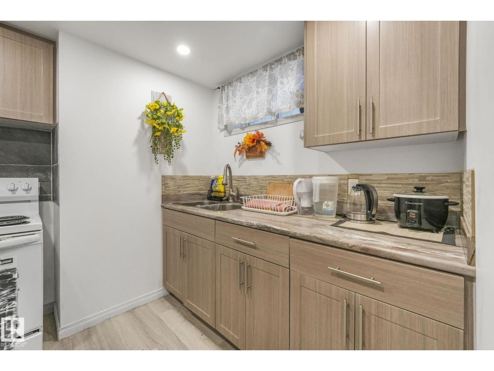 Photo 39 of 9211 130 Av Nw, Edmonton AB