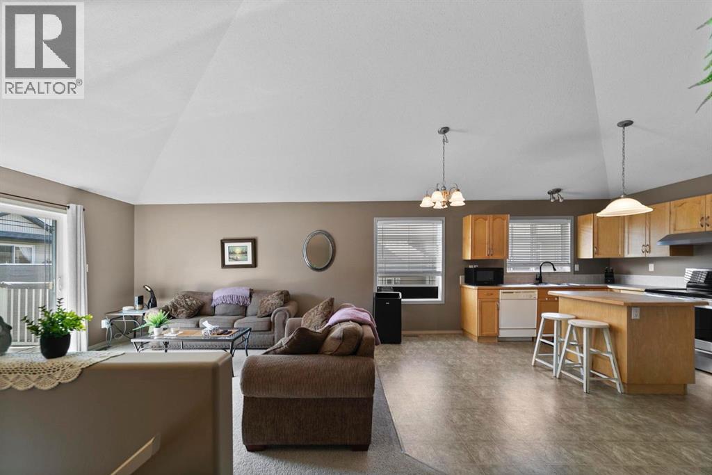 Photo 2 of 10 4803 54 Avenue, Camrose AB