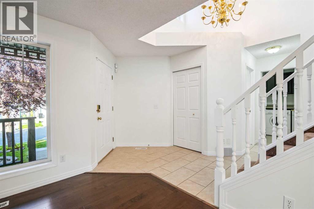 Photo 9 of 338 Panamount Drive Nw, Calgary AB