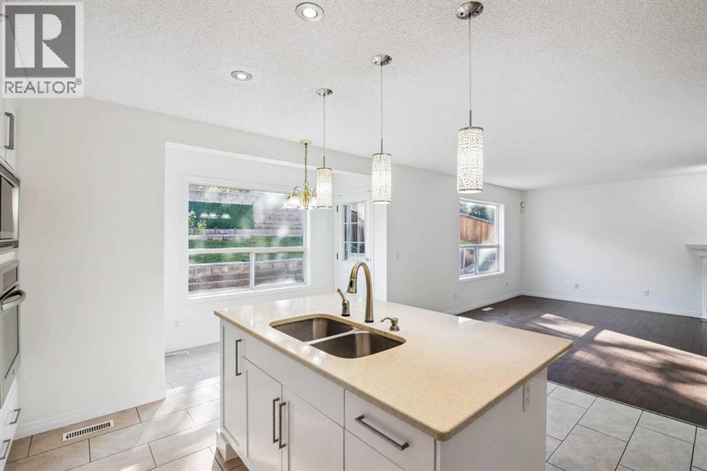 Photo 16 of 338 Panamount Drive Nw, Calgary AB