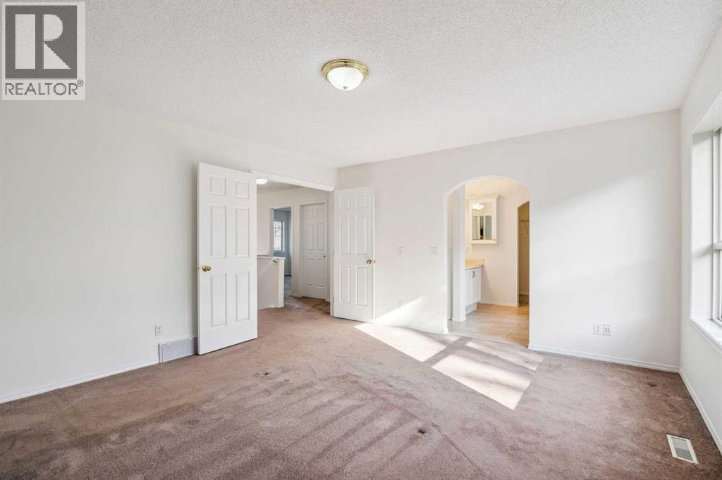 Photo 23 of 338 Panamount Drive Nw, Calgary AB
