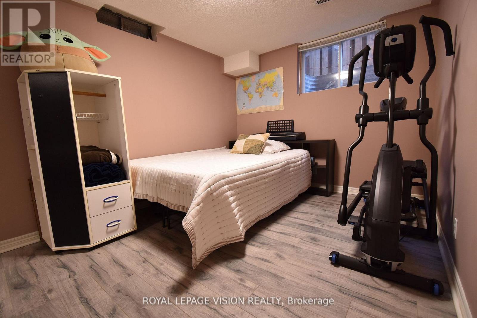 Photo 5 of 28 Valley Centre Drive, Toronto ON