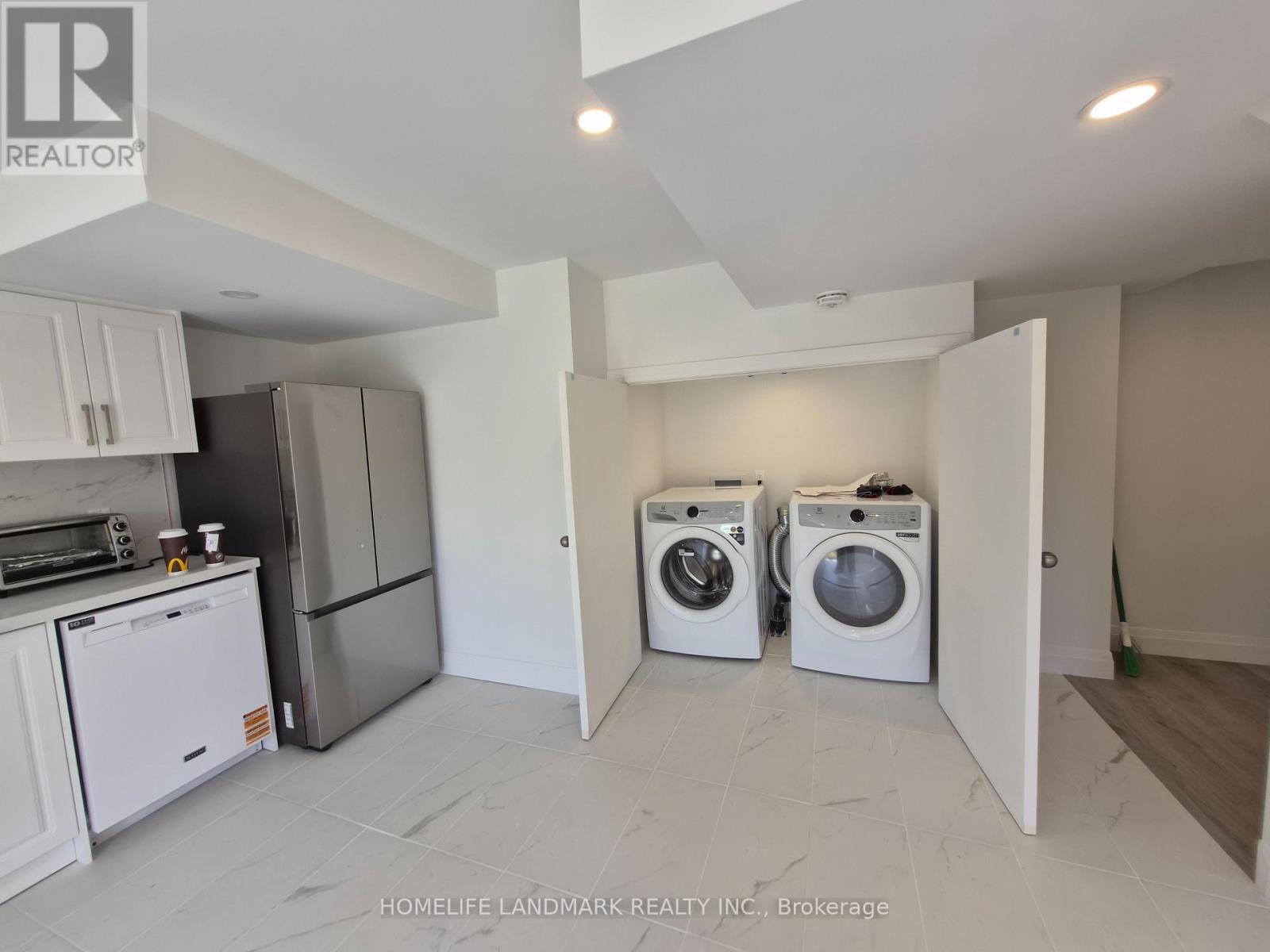 Photo 10 of Basement 10 Waterwide Crescent, Brampton ON