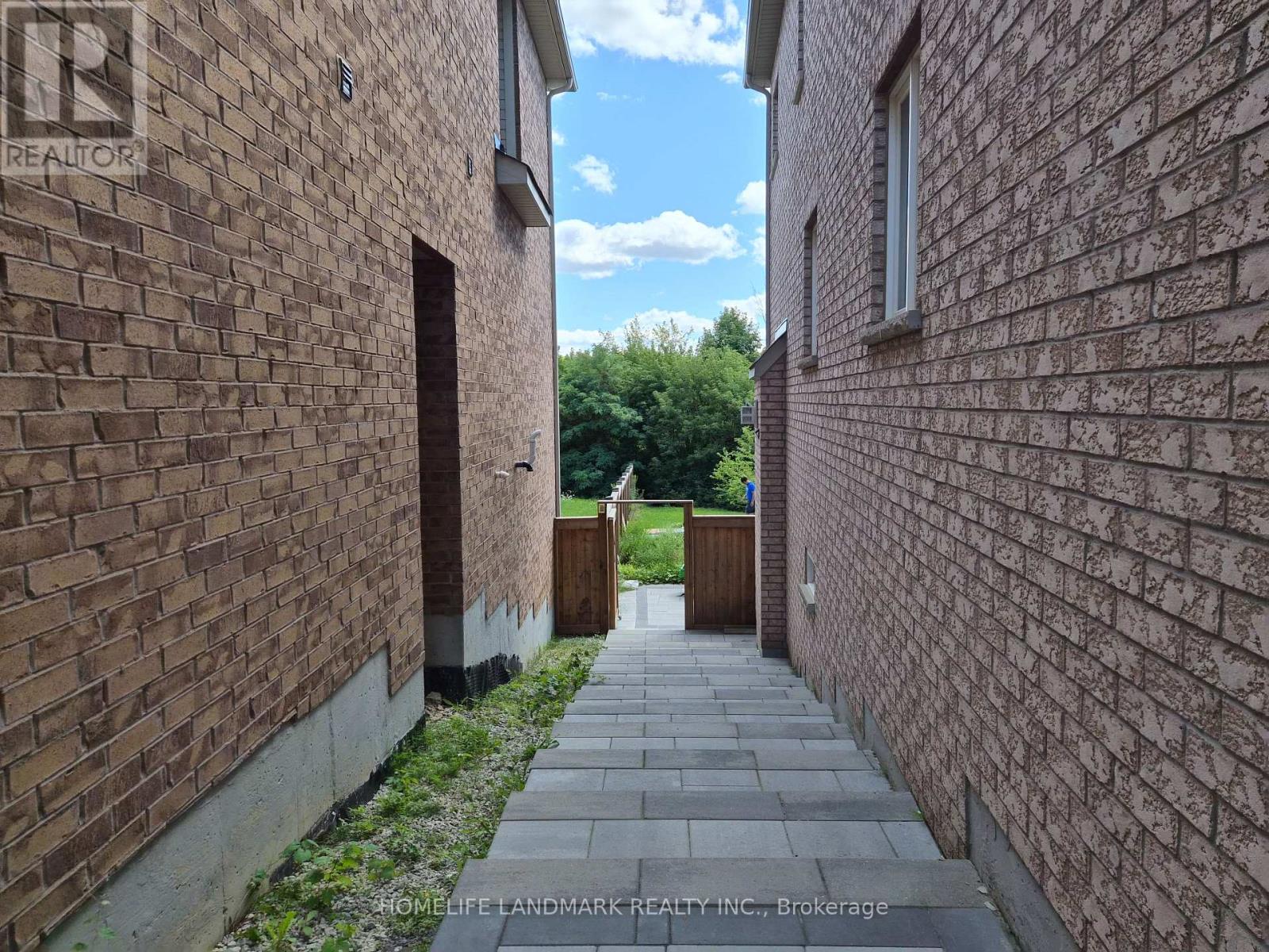 Photo 2 of Basement 10 Waterwide Crescent, Brampton ON