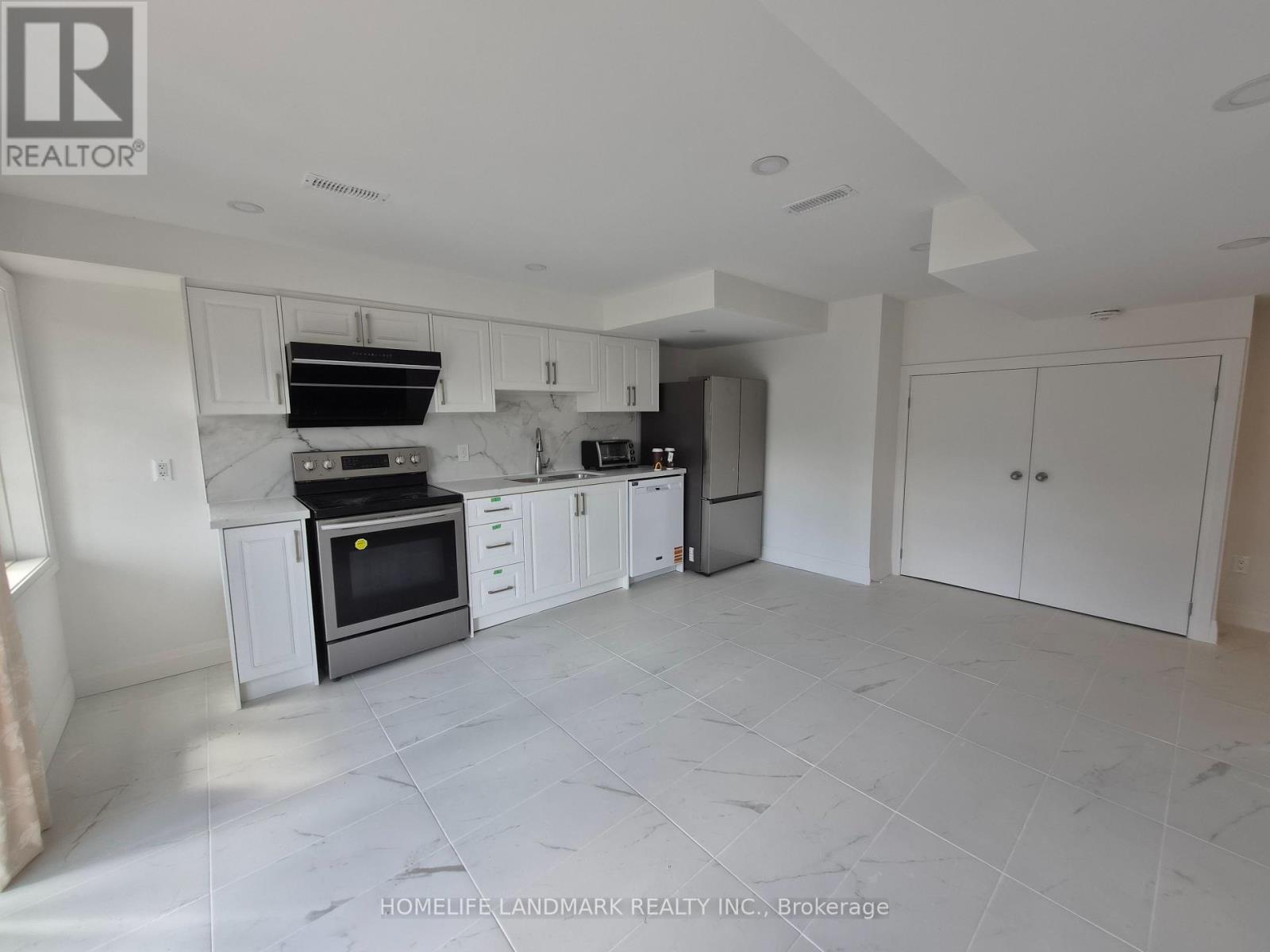 Photo 3 of Basement 10 Waterwide Crescent, Brampton ON