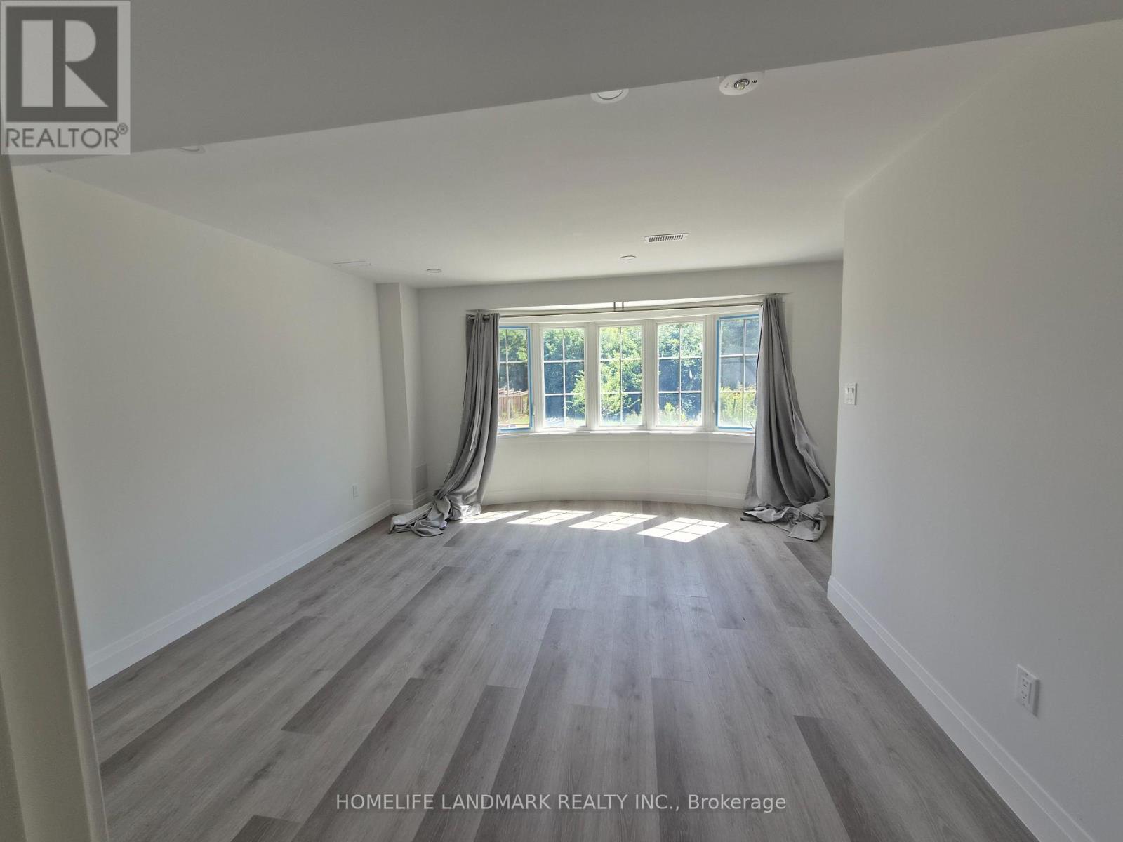 Photo 5 of Basement 10 Waterwide Crescent, Brampton ON