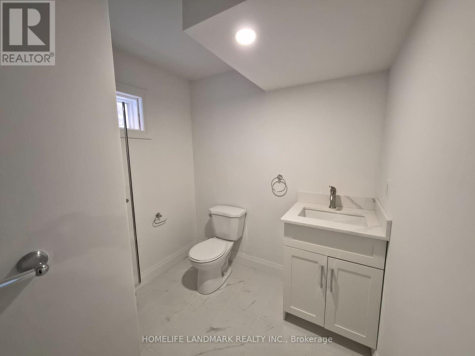Photo 8 of Basement 10 Waterwide Crescent, Brampton ON