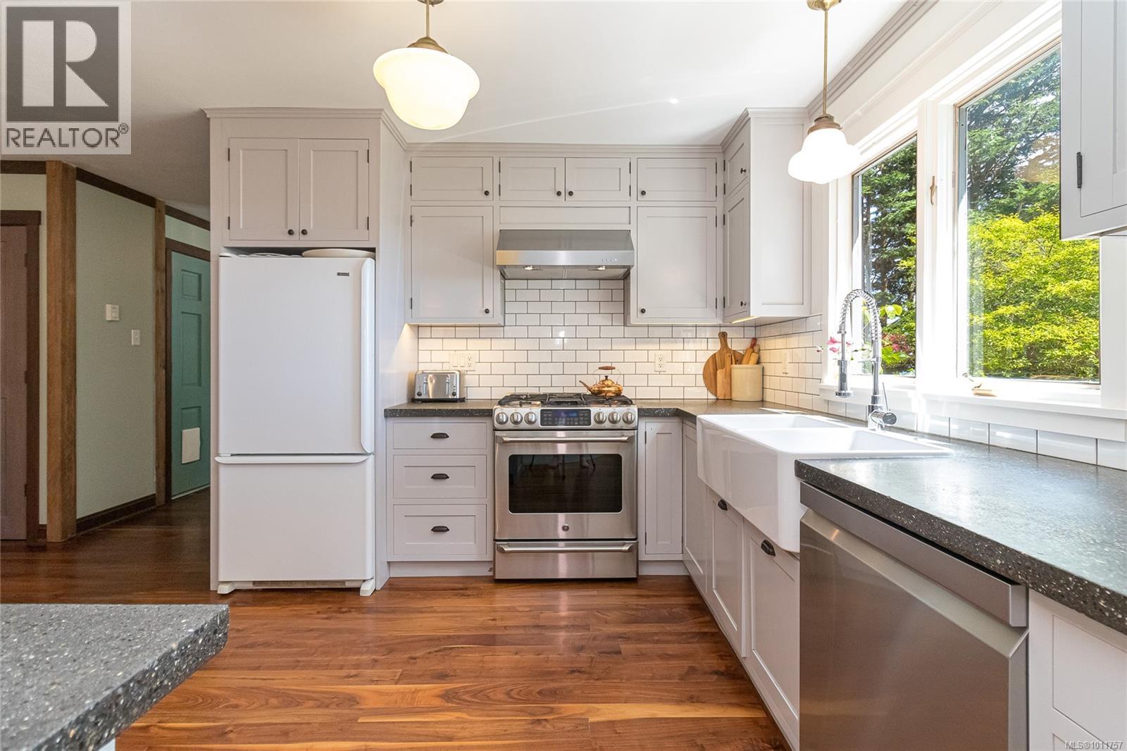  8565 Bourne Terrace, North Saanich