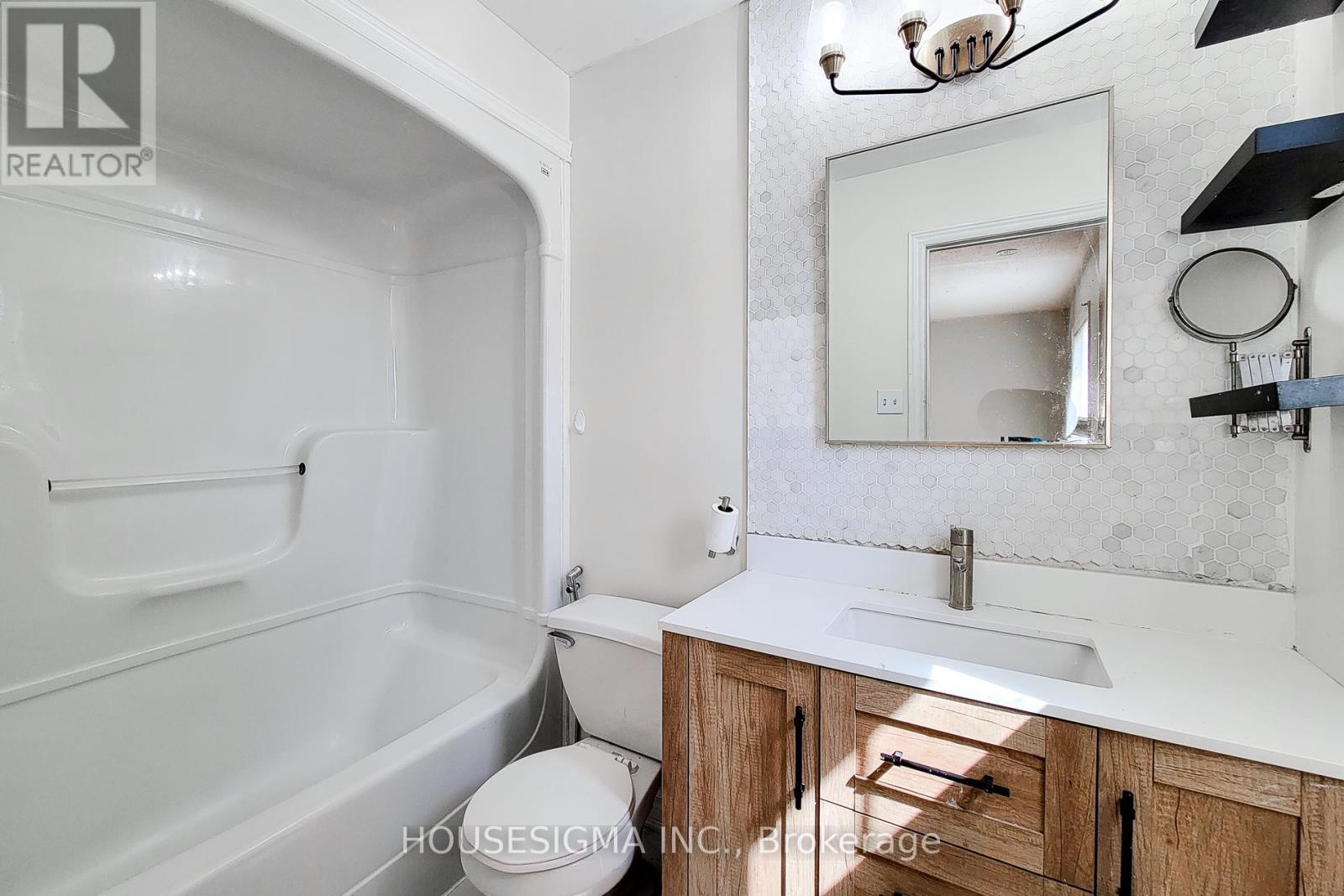Photo 24 of Main 69 Peachwood Crescent, Hamilton ON