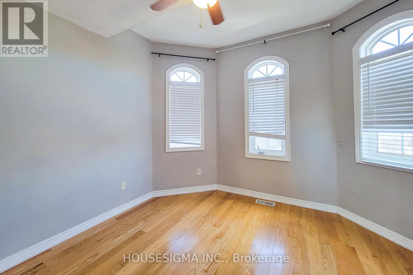 Photo 25 of Main 69 Peachwood Crescent, Hamilton ON