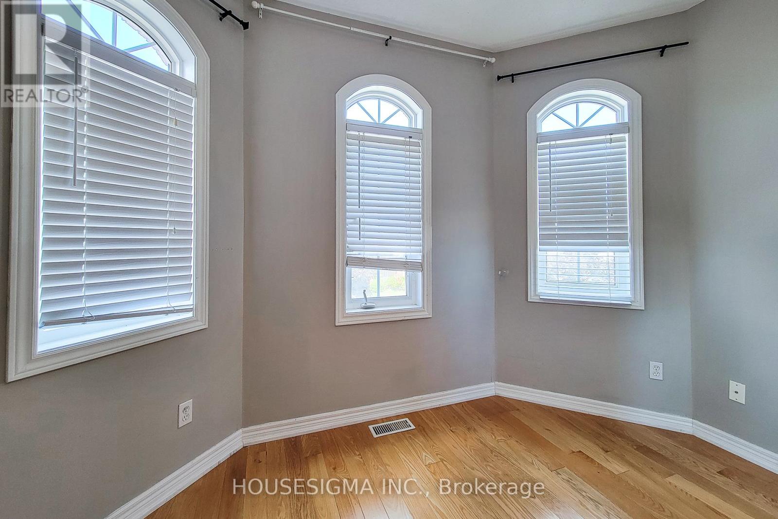 Photo 22 of Main 69 Peachwood Crescent, Hamilton ON