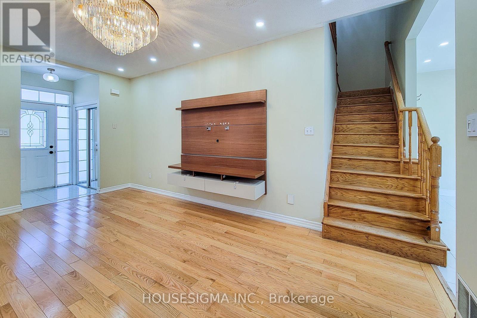 Photo 11 of Main 69 Peachwood Crescent, Hamilton ON