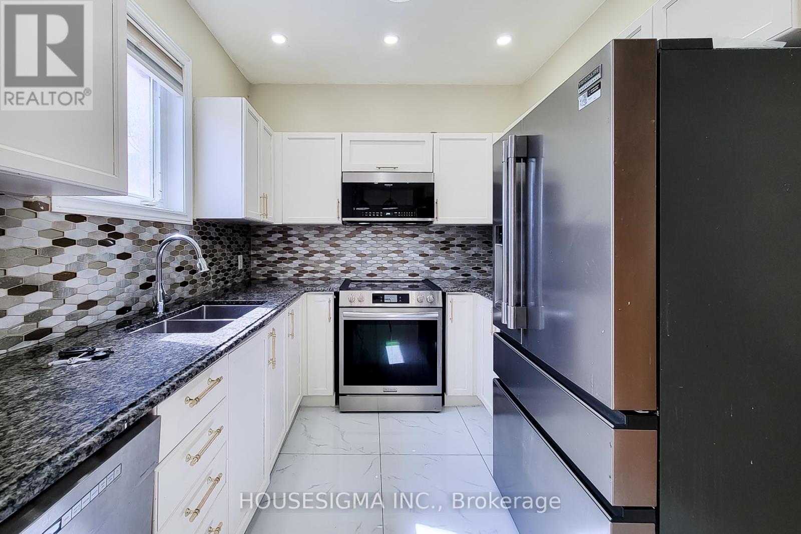 Photo 13 of Main 69 Peachwood Crescent, Hamilton ON