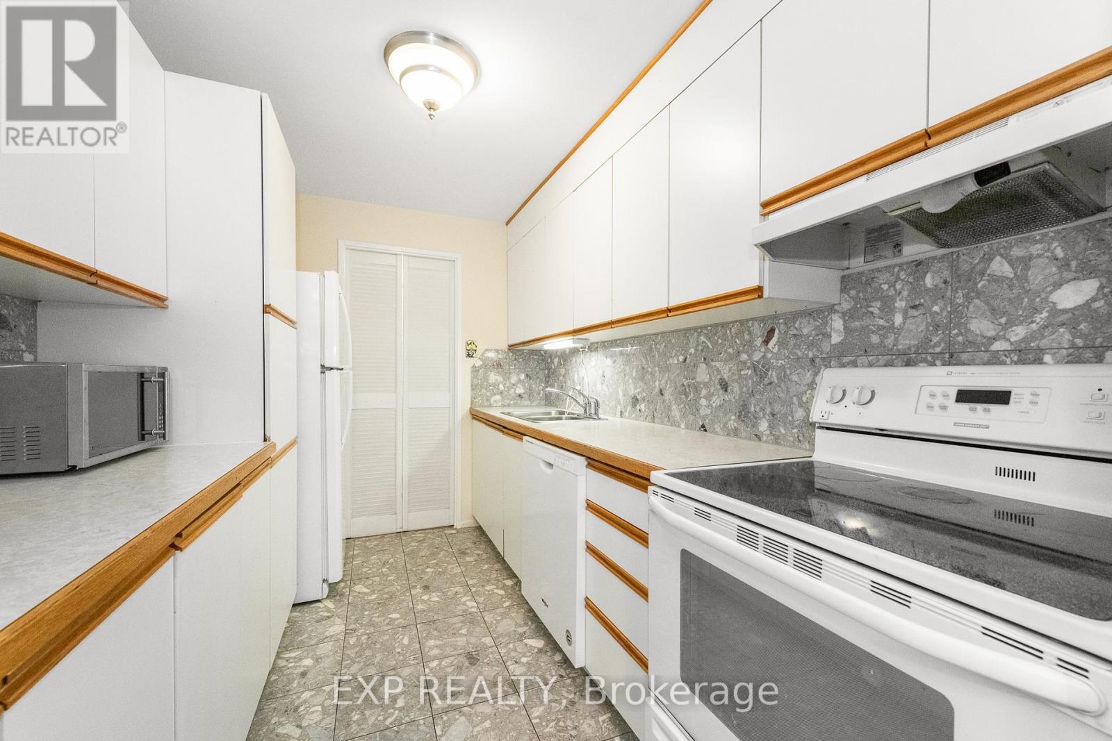 Photo 3 of 304 1025 Richmond Road, Ottawa ON