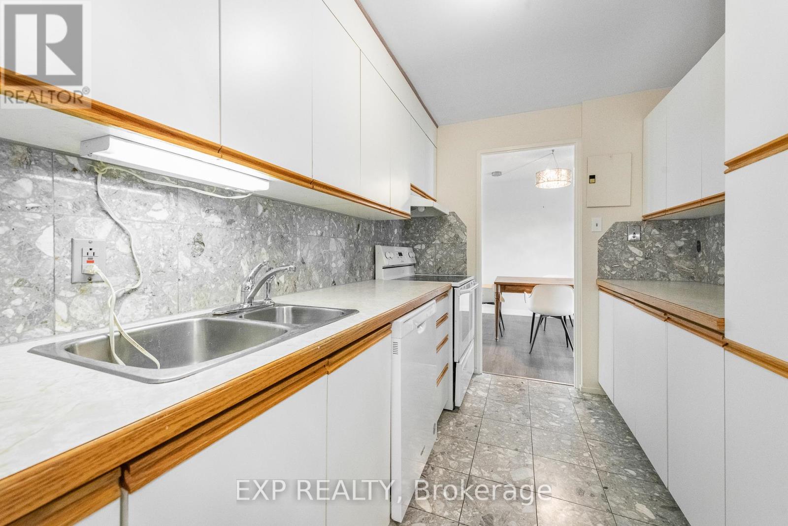 Photo 5 of 304 1025 Richmond Road, Ottawa ON