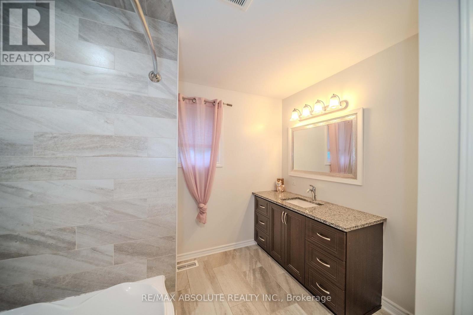 Photo 10 of 1127 Rollin Road, Clarencerockland ON
