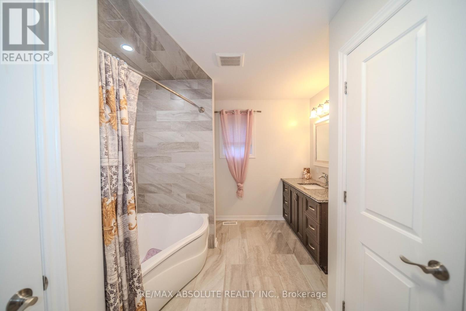 Photo 17 of 1127 Rollin Road, Clarencerockland ON