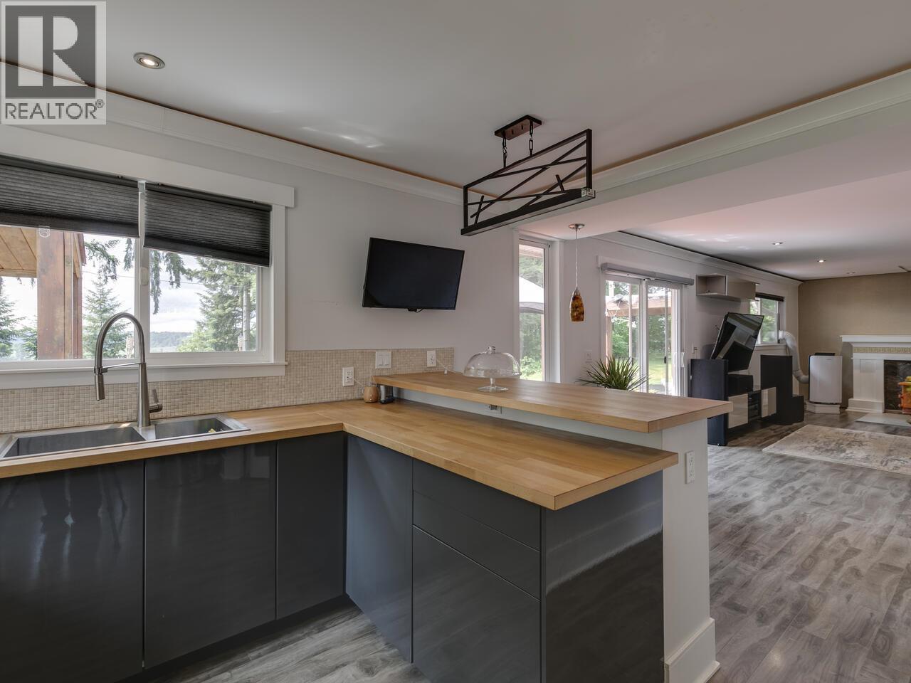 Photo 10 of 26521 Lougheed Highway, Maple Ridge BC