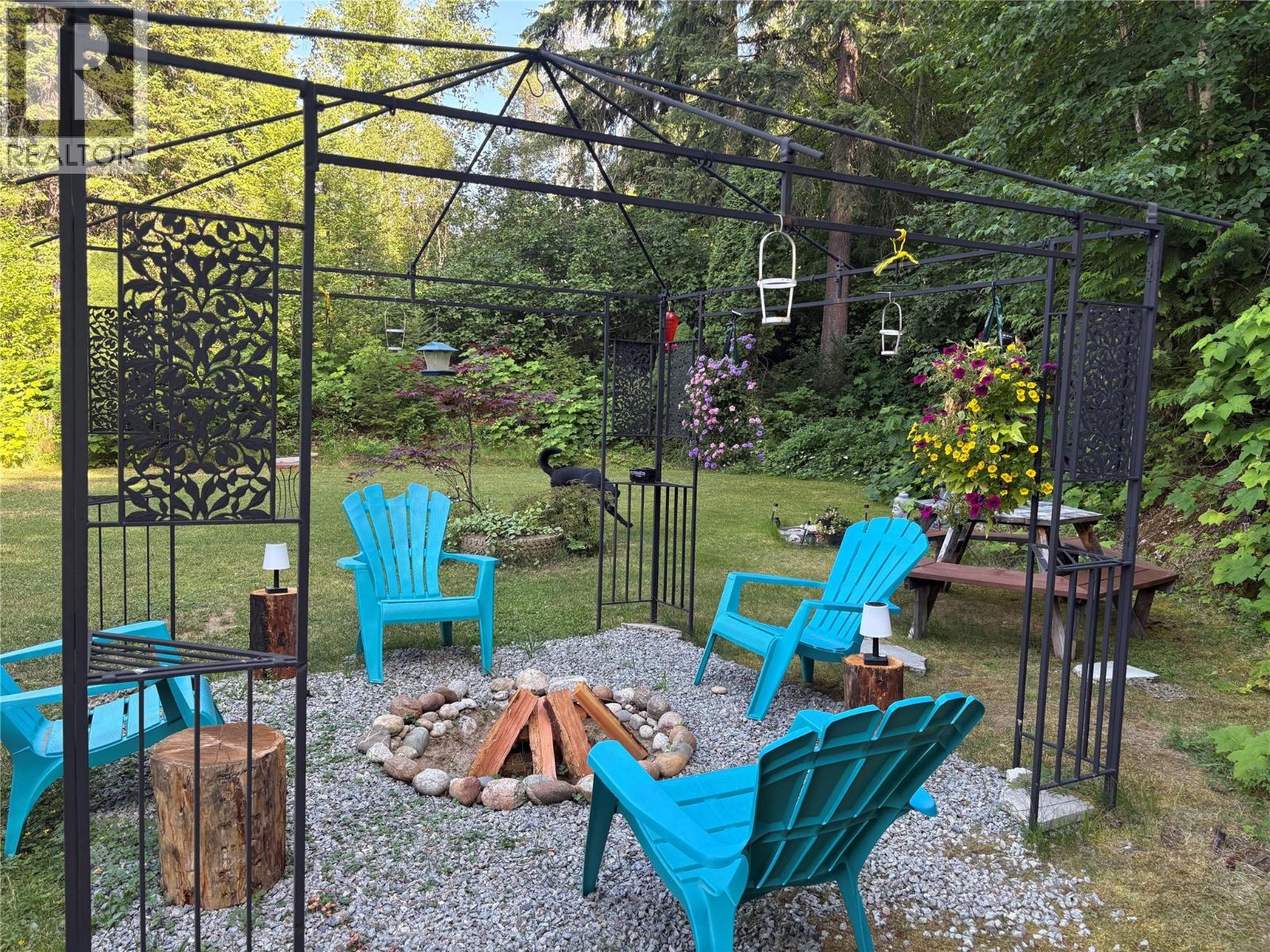 Photo 4 of 4366 Poplar Ridge Crescent, Crescent Valley BC