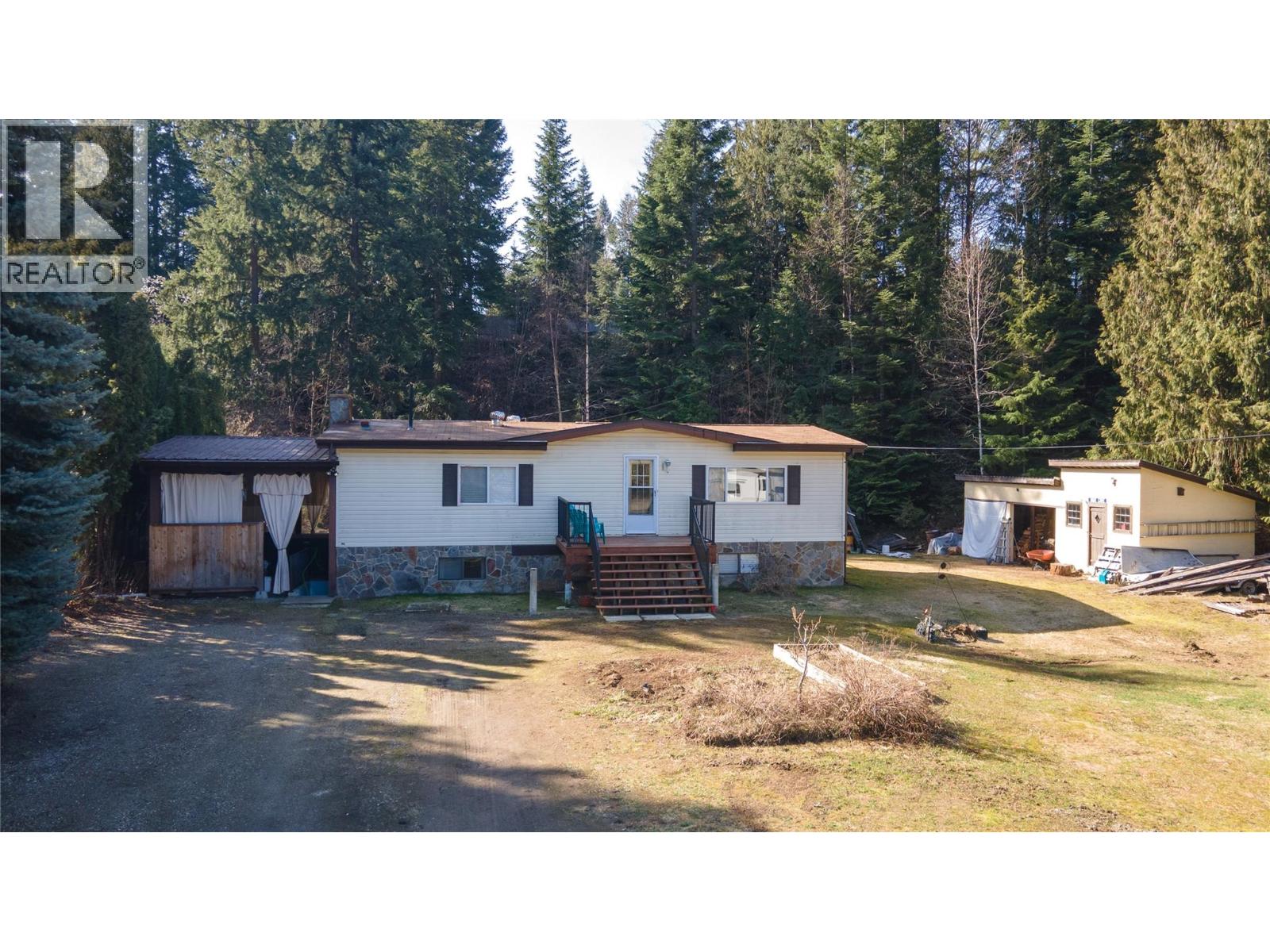 Photo 13 of 4366 Poplar Ridge Crescent, Crescent Valley BC