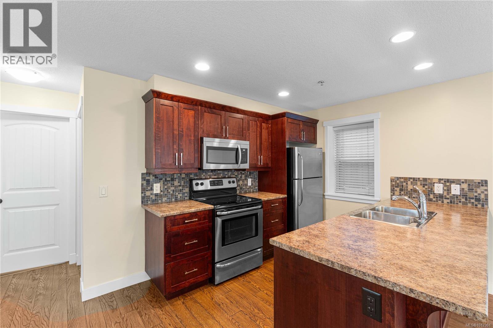 Photo 10 of 1 446 Milton St, Nanaimo BC
