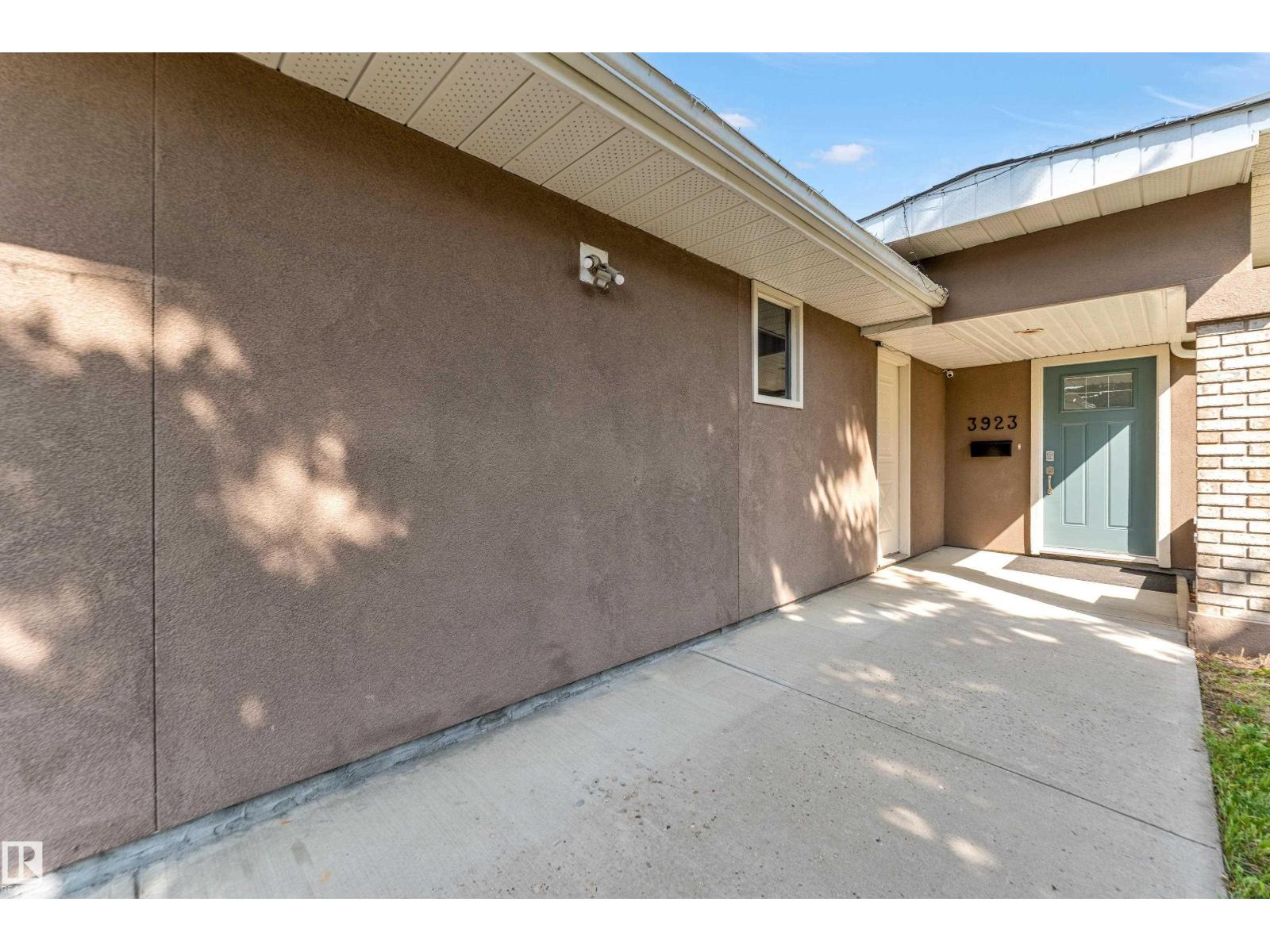 Photo 12 of 3923 67 St Nw, Edmonton AB