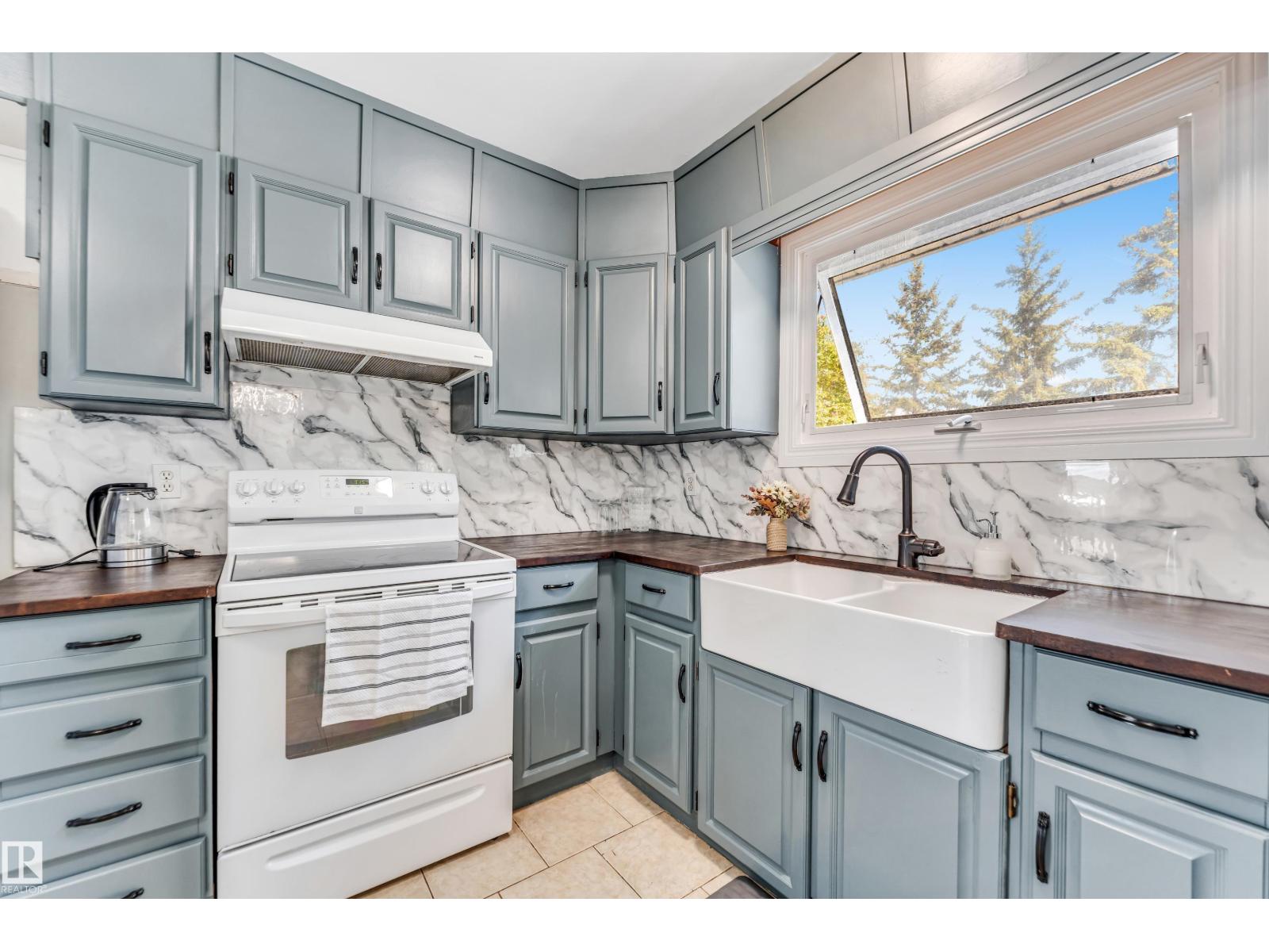 Photo 33 of 3923 67 St Nw, Edmonton AB