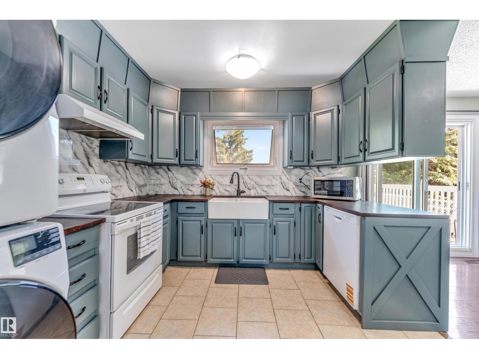 Photo 13 of 3923 67 St Nw, Edmonton AB