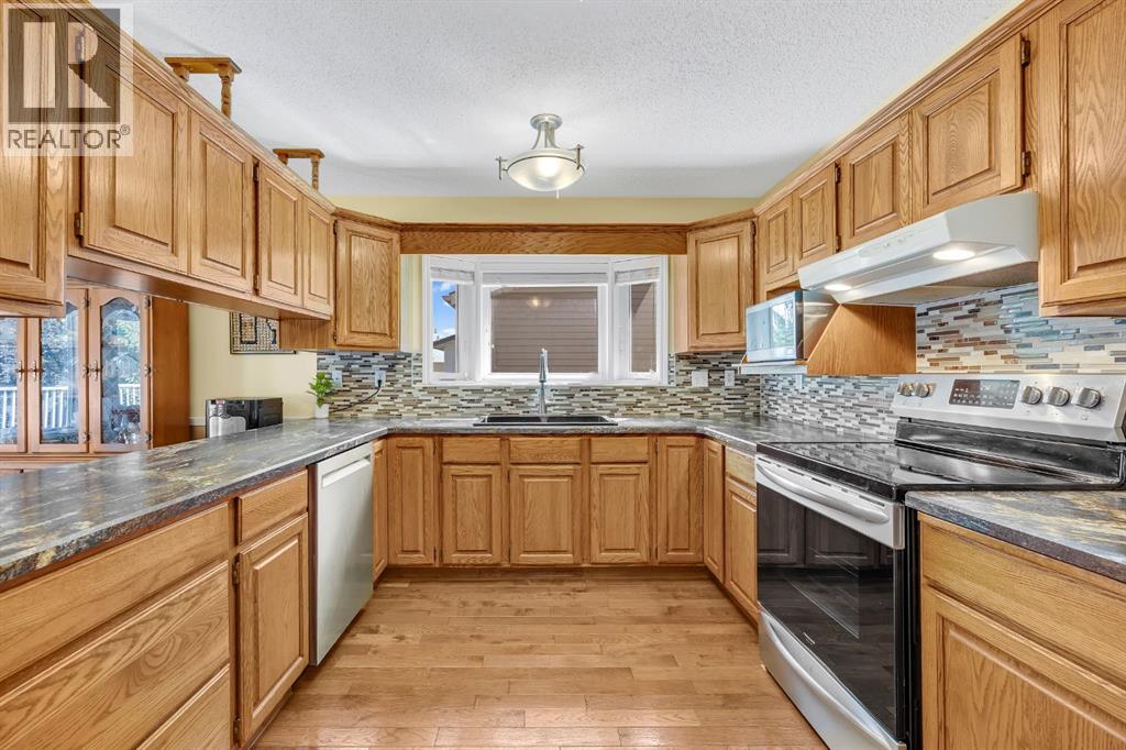 Photo 3 of 32 Rideau Close Sw, Airdrie AB