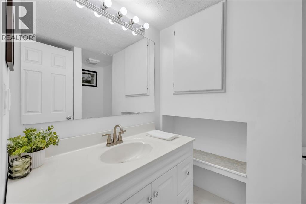 Photo 17 of 32 Rideau Close Sw, Airdrie AB