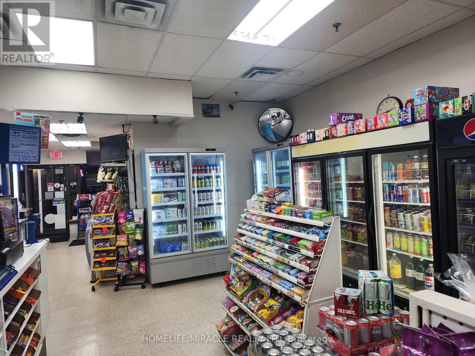Photo 2 of 11 701 Rossland Road E, Whitby ON