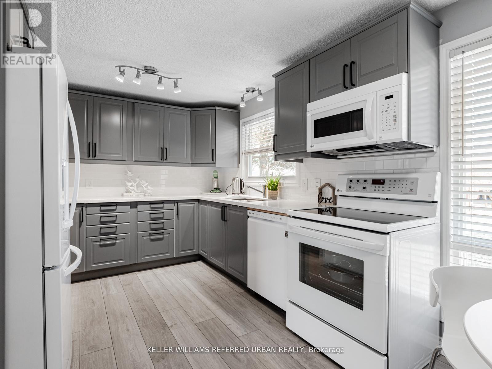 Photo 7 of 114 Tecumseth Pines Drive, New Tecumseth ON