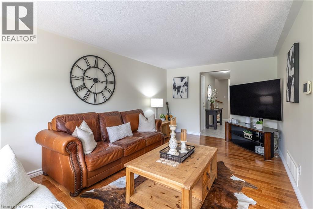 Photo 10 of 31 Bushmills Crescent, Guelph ON