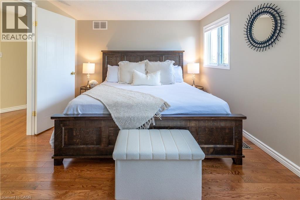 Photo 19 of 31 Bushmills Crescent, Guelph ON