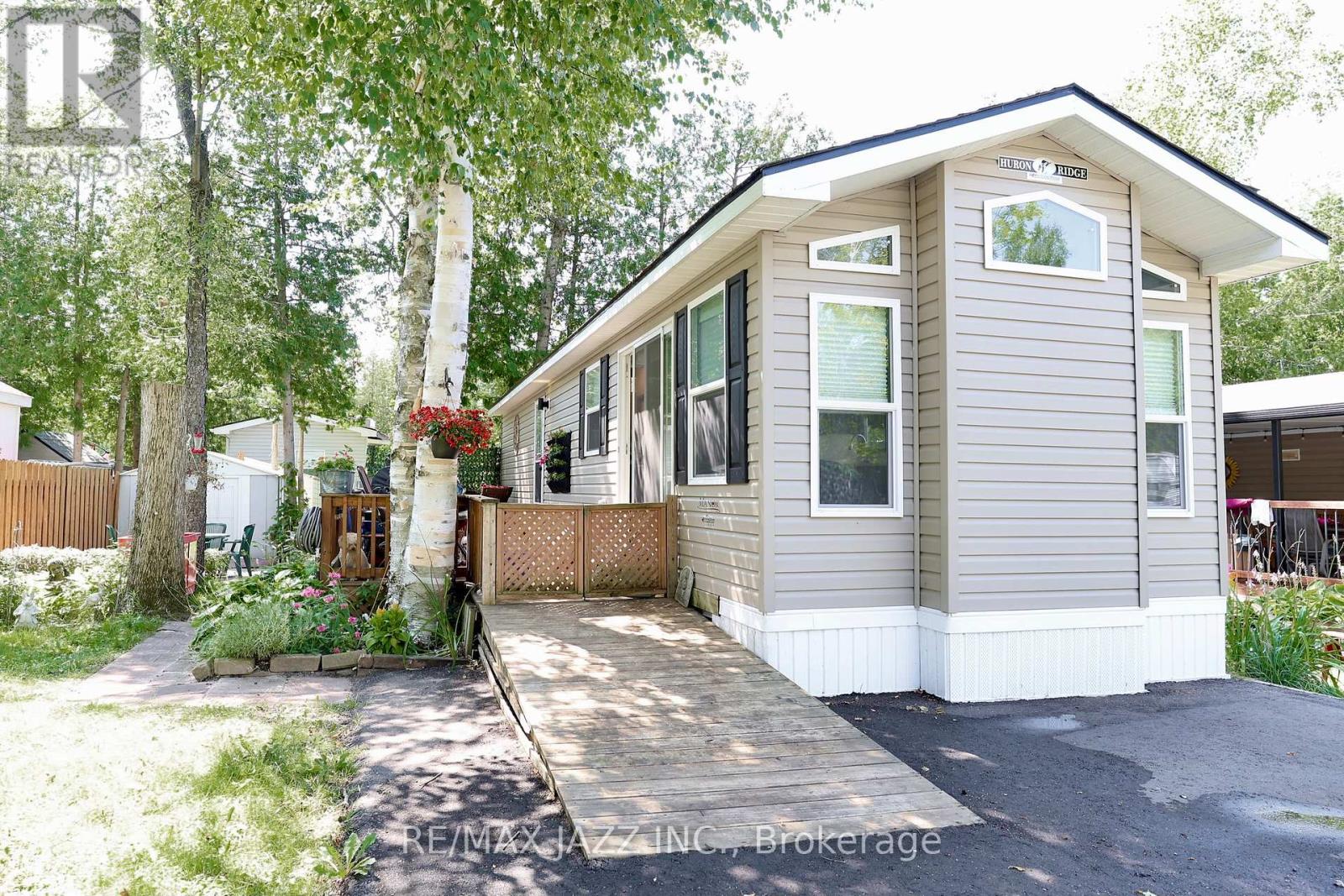 Photo 1 of 819 225 Platten Boulevard, Scugog ON
